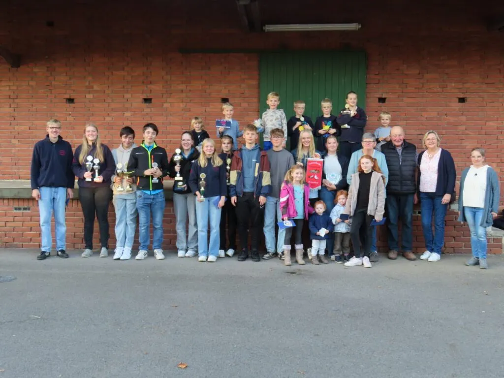 Gruppenfoto der Jugendgruppe am Vereinslokal